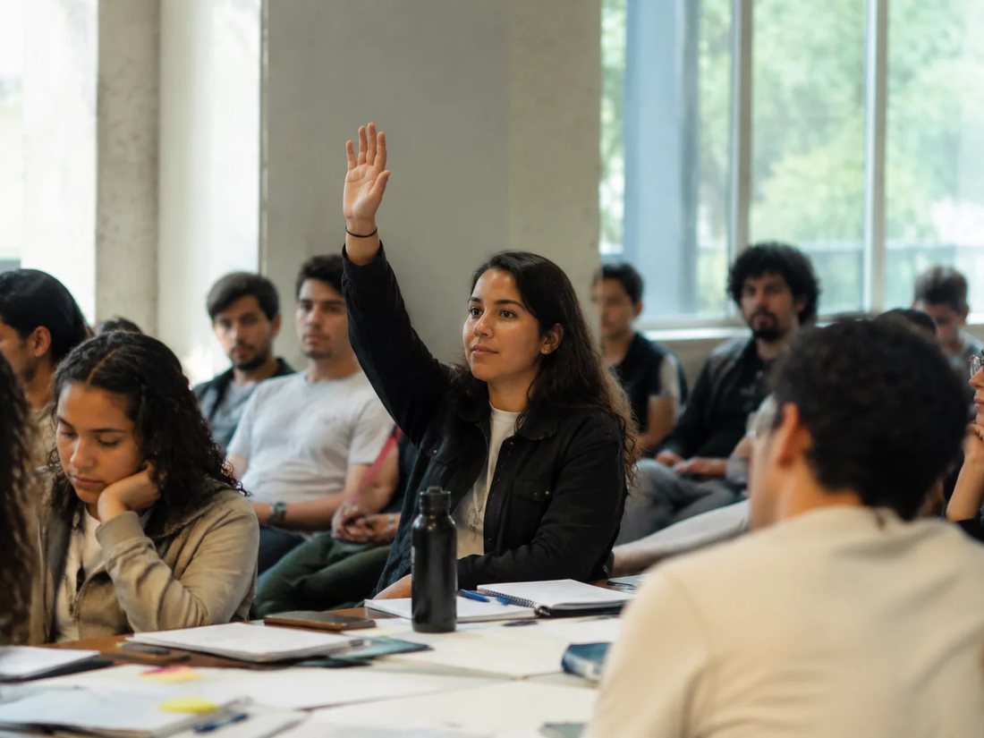 Mesa vista de cima com um diagrama de lógica desenhado à mão